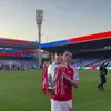 Viktor Gyokeres, alături de trofeul Premier League. Foto: Instagram / @viktorgyokeres