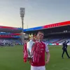 Viktor Gyokeres, alături de trofeul Premier League. Foto: Instagram / @viktorgyokeres