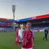 Viktor Gyokeres, alături de trofeul Premier League. Foto: Instagram / @viktorgyokeres