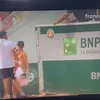 Momentul când Rafa Jodar împinge un copil de mingi. Foto: captură X/@kirawontmiss