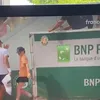 Momentul când Rafa Jodar împinge un copil de mingi. Foto: captură X/@kirawontmiss