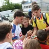 Jucătorii echipei naționale au oferit autografe și au făcut poze cu fanii. Foto: Facebook / Echipa națională de fotbal a României