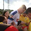 Jucătorii echipei naționale au oferit autografe și au făcut poze cu fanii. Foto: Facebook / Echipa națională de fotbal a României