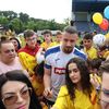 Jucătorii echipei naționale au oferit autografe și au făcut poze cu fanii. Foto: Facebook / Echipa națională de fotbal a României