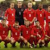 Țara Galilor, înaintea meciului cu Italia, în preliminariile CE 2004. Craig Bellamy era primul din stânga, jos. Ryan Giggs, primul din dreapta