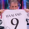 Enrique Riquelme a apărut cu tricoul lui Real Madrid cu numele lui Haaland pe spate. Foto: captură X/@elchiringuitotv