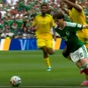 Yaya Sithole, eliminat în minutul 50 al meciului Mexic - Africa de Sud Foto captură ecran Antena Play.jpeg