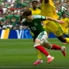 Yaya Sithole, eliminat în minutul 50 al meciului Mexic - Africa de Sud Foto captură ecran Antena Play.jpeg