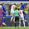 Kane a reluat mingea cu capul dintre doi jucători croați, aflați departe de el
