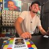 Harry Maguire, surprins în timp ce împărțea stickere Panini copiilor din New York. Foto: captură X/@JeffFcb14