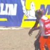 Momentul în care Marco Bezzecchi a lovit un steward. Foto: Captură X / @bikesontnt