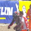 Momentul în care Marco Bezzecchi a lovit un steward. Foto: Captură X / @bikesontnt