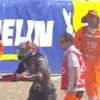 Momentul în care Marco Bezzecchi a lovit un steward. Foto: Captură X / @bikesontnt