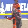 Momentul în care Marco Bezzecchi a lovit un steward. Foto: Captură X / @bikesontnt