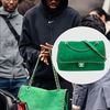 Geanta Chanel x Pharrell XXL Flap Bag pe care o are Marcus Thuram