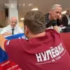 Gianni Infantino și premierul Canadei au semnat pe steagul Rusiei. Foto: captură X/@kyiv_tv