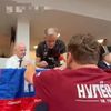 Gianni Infantino și premierul Canadei au semnat pe steagul Rusiei. Foto: captură X/@kyiv_tv