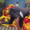 Un fermier din Bangladesh a desfășurat un steag al Germaniei de 7,5 kilometri, pentru a-și arăta susținerea la Cupa Mondială. Foto: YouTube / @BangladeshPratidin
