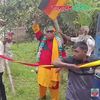 Un fermier din Bangladesh a desfășurat un steag al Germaniei de 7,5 kilometri, pentru a-și arăta susținerea la Cupa Mondială. Foto: YouTube / @BangladeshPratidin