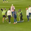 Mbappe le dădea indicații îngrijitorilor terenului, care îndepărtau apa de pe gazon. Foto: captură X/@NoodleHairCR7