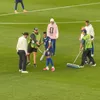 Mbappe le dădea indicații îngrijitorilor terenului, care îndepărtau apa de pe gazon. Foto: captură X/@NoodleHairCR7