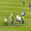 Mbappe le dădea indicații îngrijitorilor terenului, care îndepărtau apa de pe gazon. Foto: captură X/@NoodleHairCR7