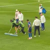 Mbappe le dădea indicații îngrijitorilor terenului, care îndepărtau apa de pe gazon. Foto: captură X/@NoodleHairCR7