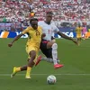 Momentul în care Konsa l-a atacat din spate pe Adu, la Anglia - Ghana. Nu s-a dat penalty. Fotografii: capturi TV