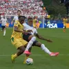 Momentul în care Konsa l-a atacat din spate pe Adu, la Anglia - Ghana. Nu s-a dat penalty