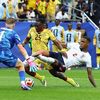 Momentul în care Konsa l-a atacat din spate pe Adu, la Anglia - Ghana. Nu s-a dat penalty. Foto: Imago
