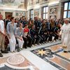 David Popovici s-a dus la Vatican înainte de revenirea în bazinul  în care a scris istorie. Foto: vaticannews.va