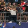Selecționerul Ecuadorului, Sebastian Beccacece, s-a urcat pe gardul tribunei pentru a se bucura cu soția și familia pentru calificarea în 16-imile Cupei Mondiale (captură: Antena 1)