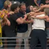Selecționerul Ecuadorului, Sebastian Beccacece, s-a urcat pe gardul tribunei pentru a se bucura cu soția și familia pentru calificarea în 16-imile Cupei Mondiale (captură: Antena 1)
