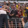 Selecționerul Ecuadorului, Sebastian Beccacece, s-a urcat pe gardul tribunei pentru a se bucura cu soția și familia pentru calificarea în 16-imile Cupei Mondiale (captură: Antena 1)