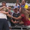 Selecționerul Ecuadorului, Sebastian Beccacece, s-a urcat pe gardul tribunei pentru a se bucura cu soția și familia pentru calificarea în 16-imile Cupei Mondiale (captură: Antena 1)