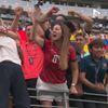 Selecționerul Ecuadorului, Sebastian Beccacece, s-a urcat pe gardul tribunei pentru a se bucura cu soția și familia pentru calificarea în 16-imile Cupei Mondiale (captură: Antena 1)