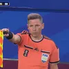 Asistentul Ferencz Tunyogi a ridicat steagul, semnalizând imediat poziția afară din joc. Gol anulat corect