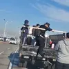 Maxi Araujo, surprins în bena unei camionete la sosirea în Uruguay. Foto: captură X/@ObservadorUY
