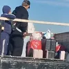 Maxi Araujo, surprins în bena unei camionete la sosirea în Uruguay. Foto: captură X/@ObservadorUY