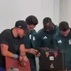 Jucătorii Mexicului, în timp ce priveau ceasurile primite. Foto: captură X / @joserra_espn