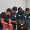 Jucătorii Mexicului, în timp ce priveau ceasurile primite. Foto: captură X / @joserra_espn