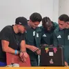 Jucătorii Mexicului, în timp ce priveau ceasurile primite. Foto: captură X / @joserra_espn