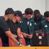 Jucătorii Mexicului, în timp ce priveau ceasurile primite. Foto: captură X / @joserra_espn