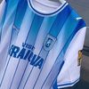 Universitatea Craiova va debuta în preliminariile Champions League cu un echipament nou, fără sponsorul principal pe tricouri. Foto: Facebook / Universitatea Craiova