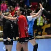 Mihaela Mihai și Cristina Neagu se salută după un meci din Liga Campionilor, în 2025. Foto: Sport Pictures