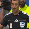 Tatăl lui Erling Haaland, nemulțumit de deciziile arbitrului. Foto: captură X/@Deji_mide