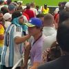 Un fan al Argentinei și unul al Angliei s-au luat la bătaie. Foto: captură X/@Barras_LATAM