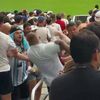 Un fan al Argentinei și unul al Angliei s-au luat la bătaie. Foto: captură X/@Barras_LATAM