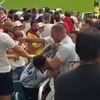 Un fan al Argentinei și unul al Angliei s-au luat la bătaie. Foto: captură X/@Barras_LATAM
