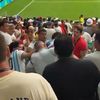 Un fan al Argentinei și unul al Angliei s-au luat la bătaie. Foto: captură X/@Barras_LATAM